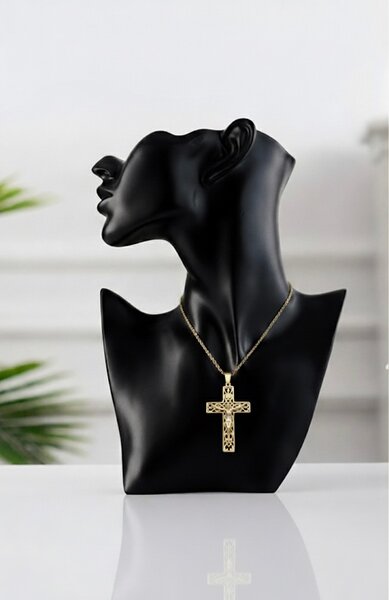 Collier croix dorée élégante