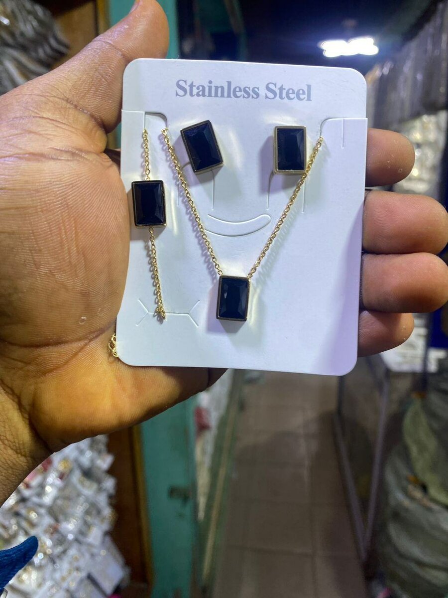 Des jolie boucles et chaînes pour femmes