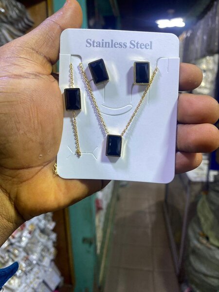 Des jolie boucles et chaînes pour femmes