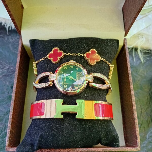 Montre et bracelets élégants