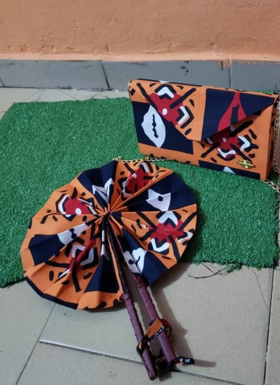 Pochette et son éventail