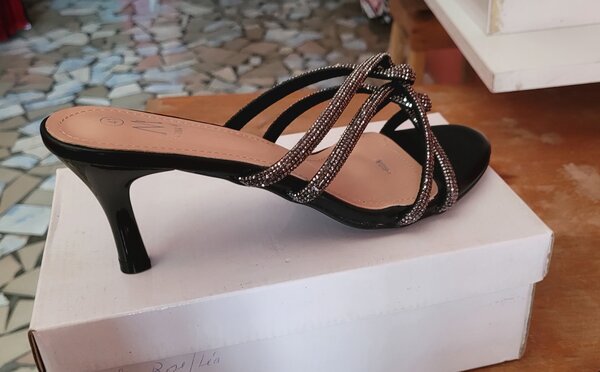 Sandales à talons strassées