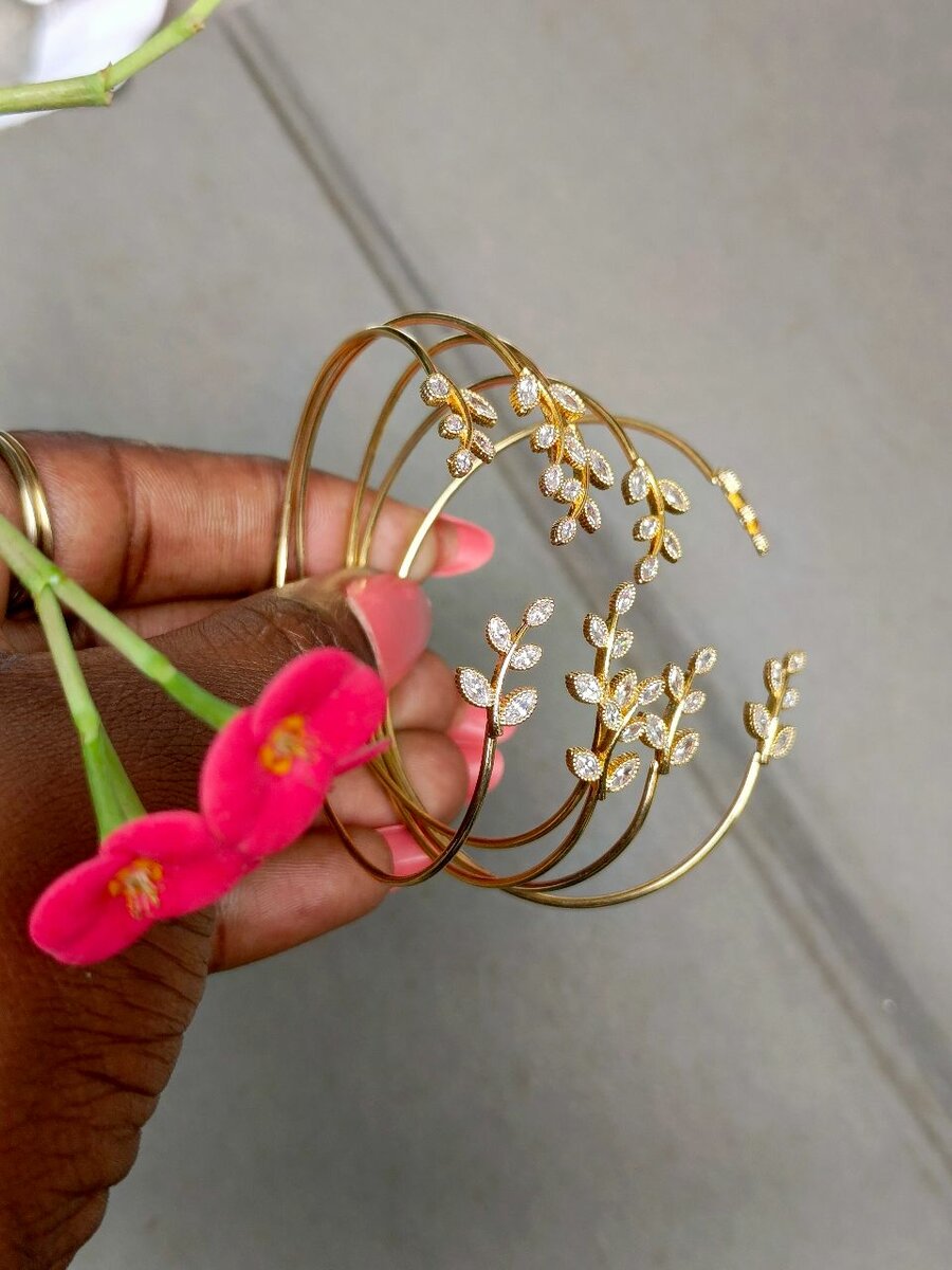 Bracelets dorées élégantes