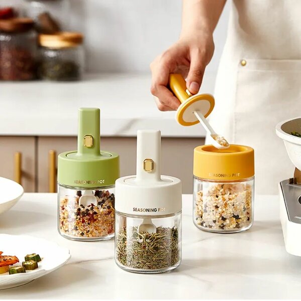 Boite à épices avec cuillères rétractable intégré