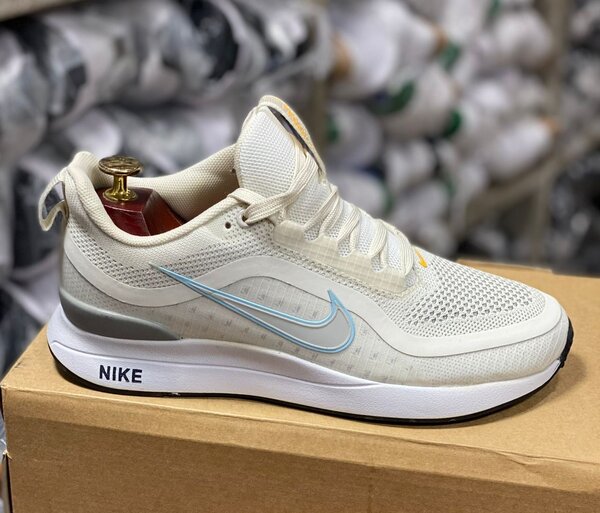 Baskets Nike légères beige