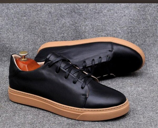 Sneakers en cuir bleu et noir