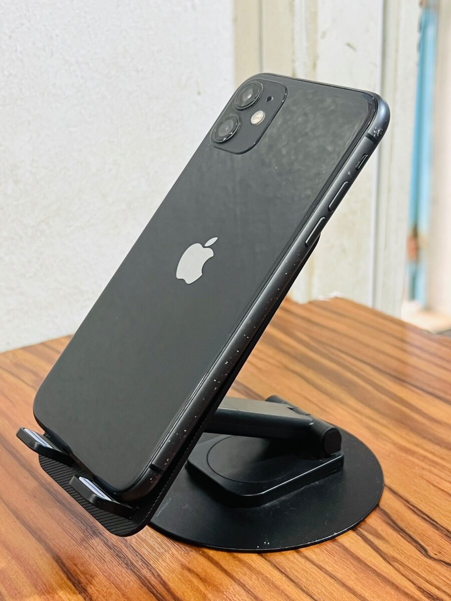 iPhone 11 64gb ( vendu o magasin avec reçu )