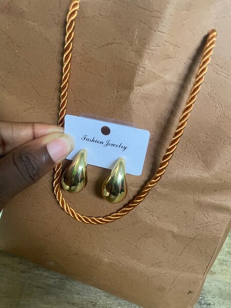 Boucles d'oreilles dorées modernes