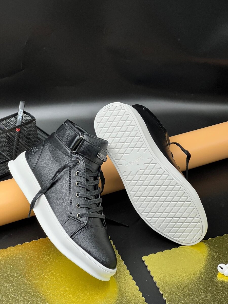 TIMBERLAND BLACK AND WHITE