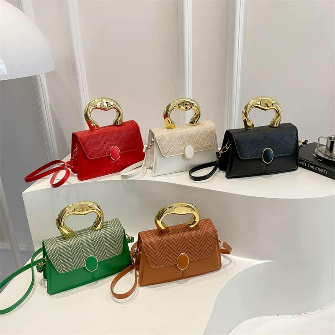 Sac à main élégant avec poignée dorée