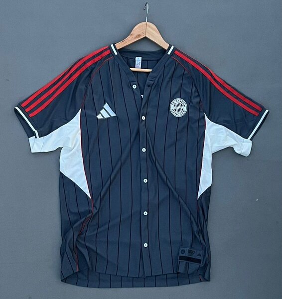 Maillot de sport noir et rouge