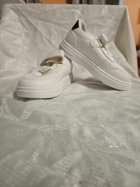 Chaussures blanches enfant