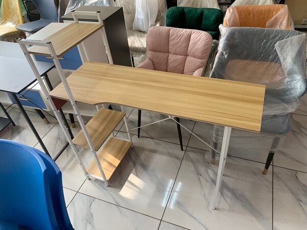 Bureau moderne avec étagères