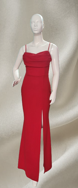 Robe rouge élégante fendue