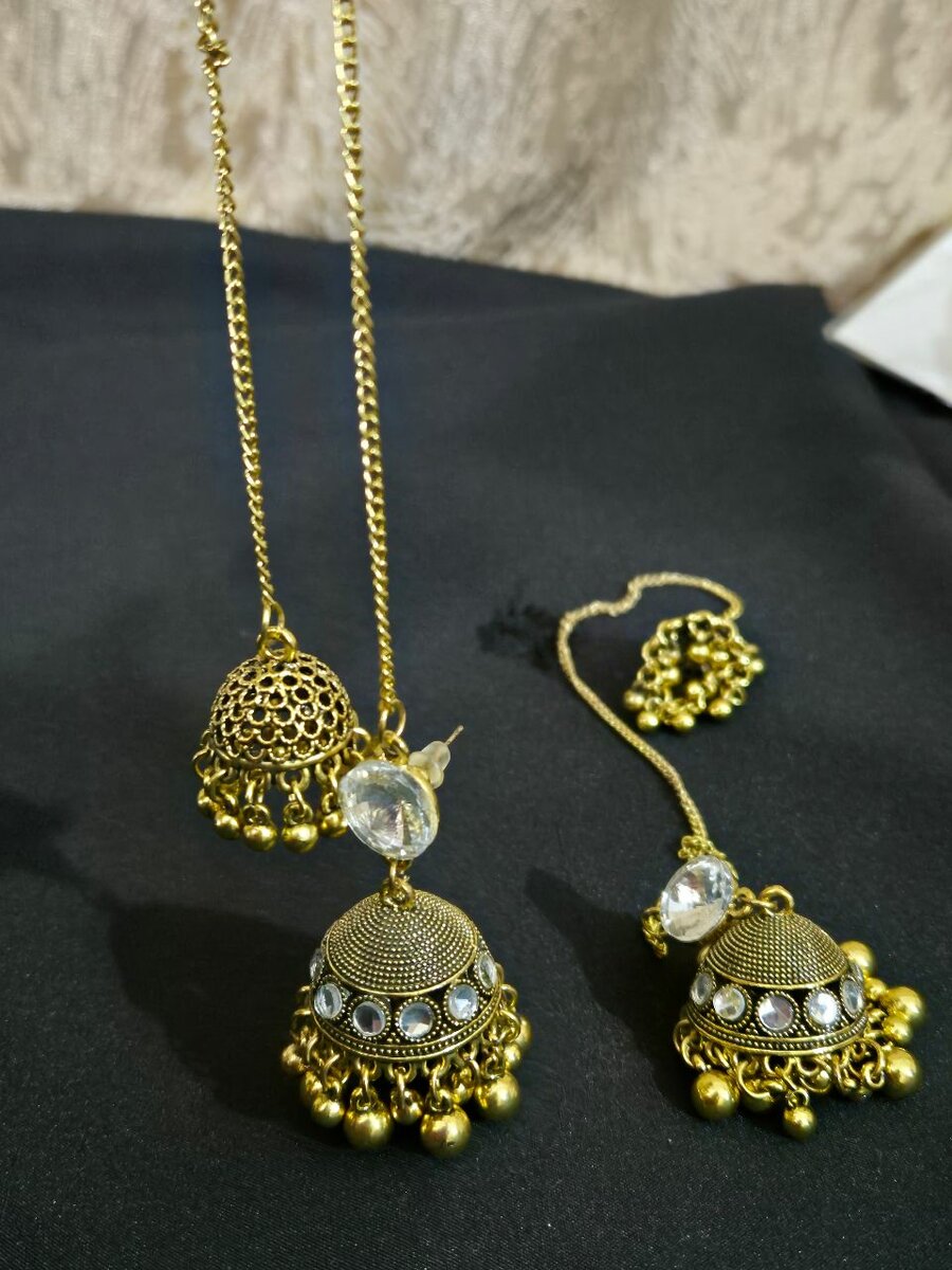 Golden Jhumki with Saharas