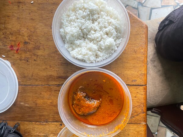 Riz et sauce épicée