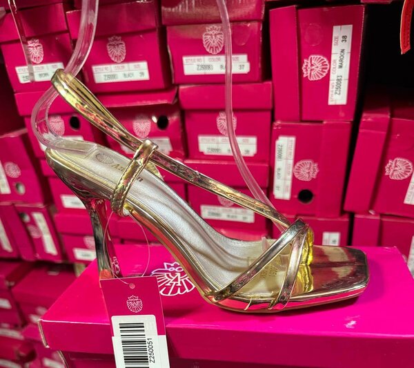 Sandales dorées élégantes