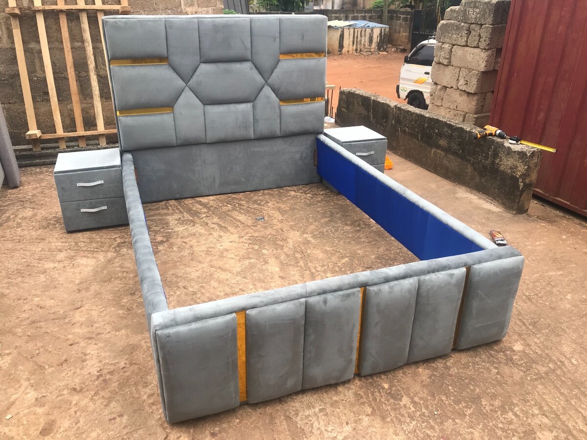 Double bed with two side drawers