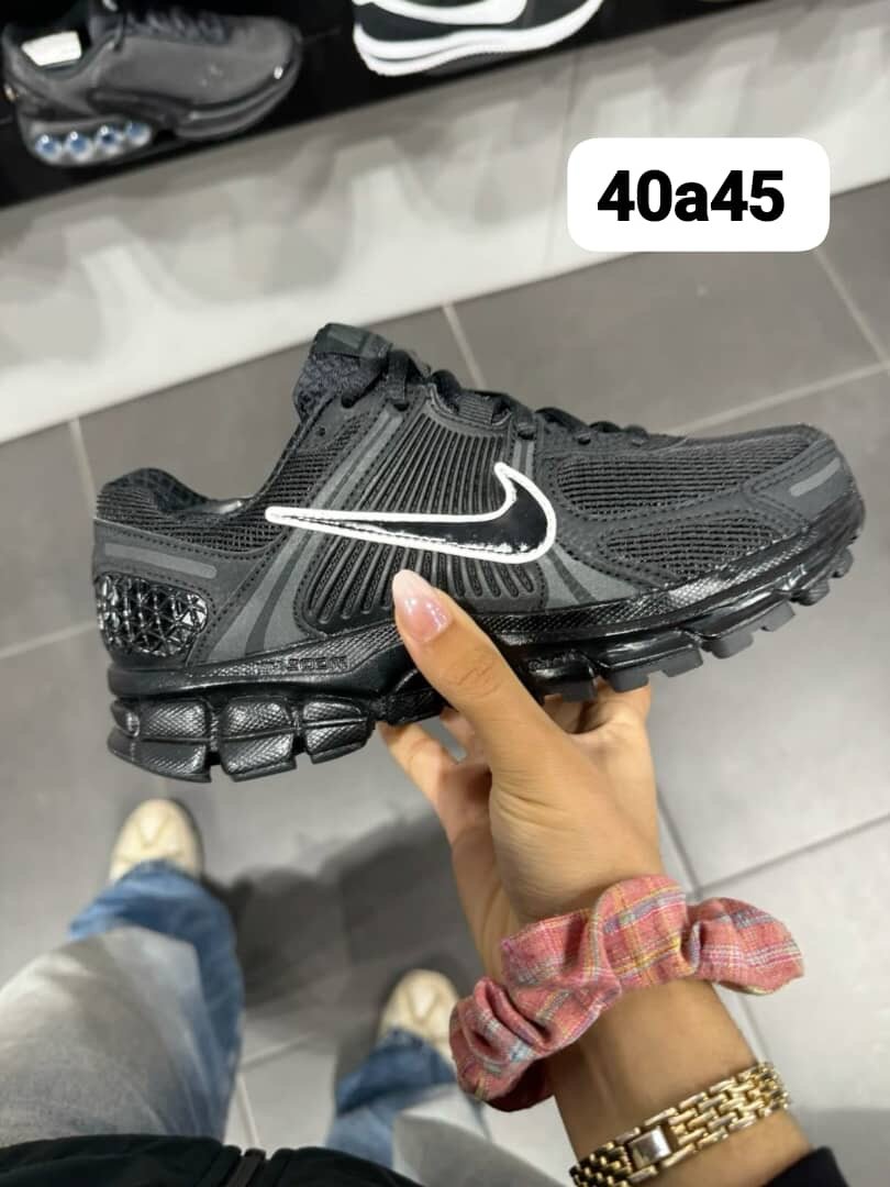 Nike Vomero 4 Black Sneaker