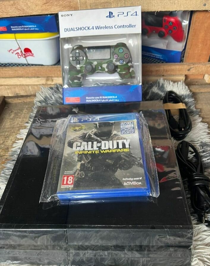 Console PS4 avec manettes