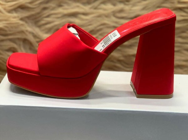 Sandales compensées rouges élégantes