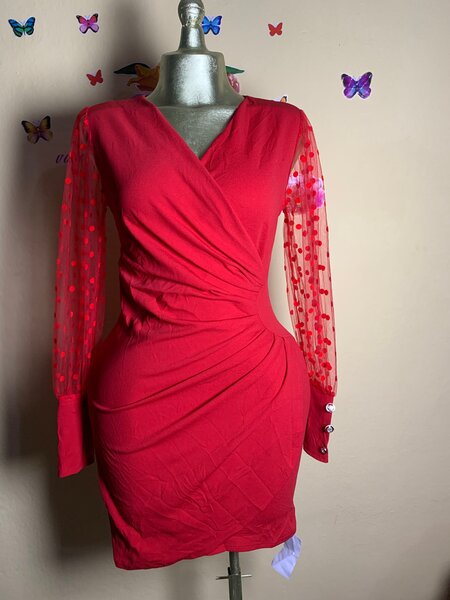 Robe rouge élégante à manches