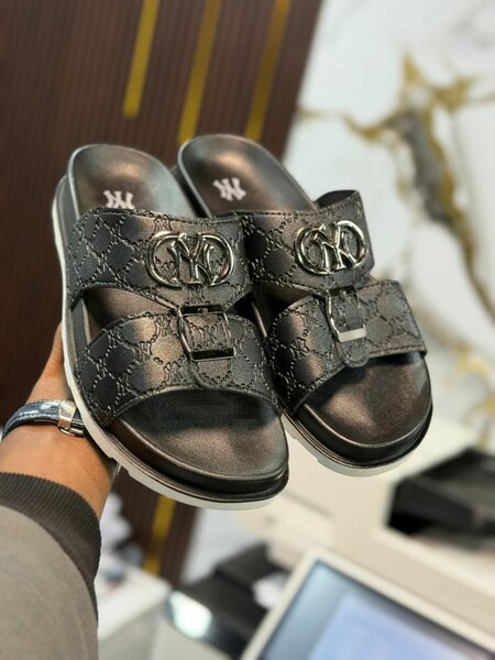 Sandales en cuir noir élégant