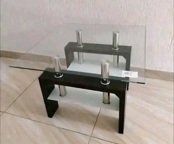 Table basse moderne en verre et métal