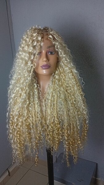 Perruque tressée en dentelle