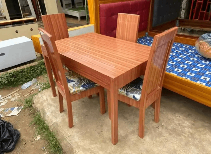Ensemble Table et Chaises en Bois