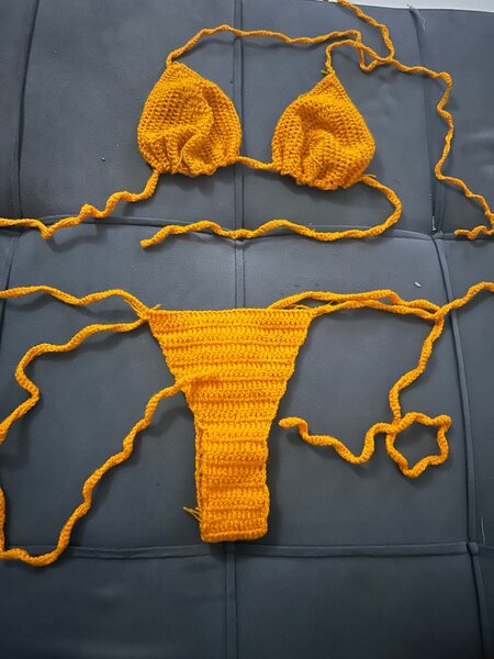 Bikini tricoté jaune vibrant