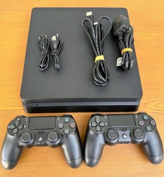 Console Sony PlayStation 4 noire avec 2 manettes