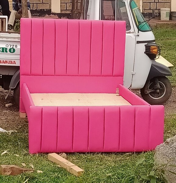 Lit rose capitonné moderne sans matelas