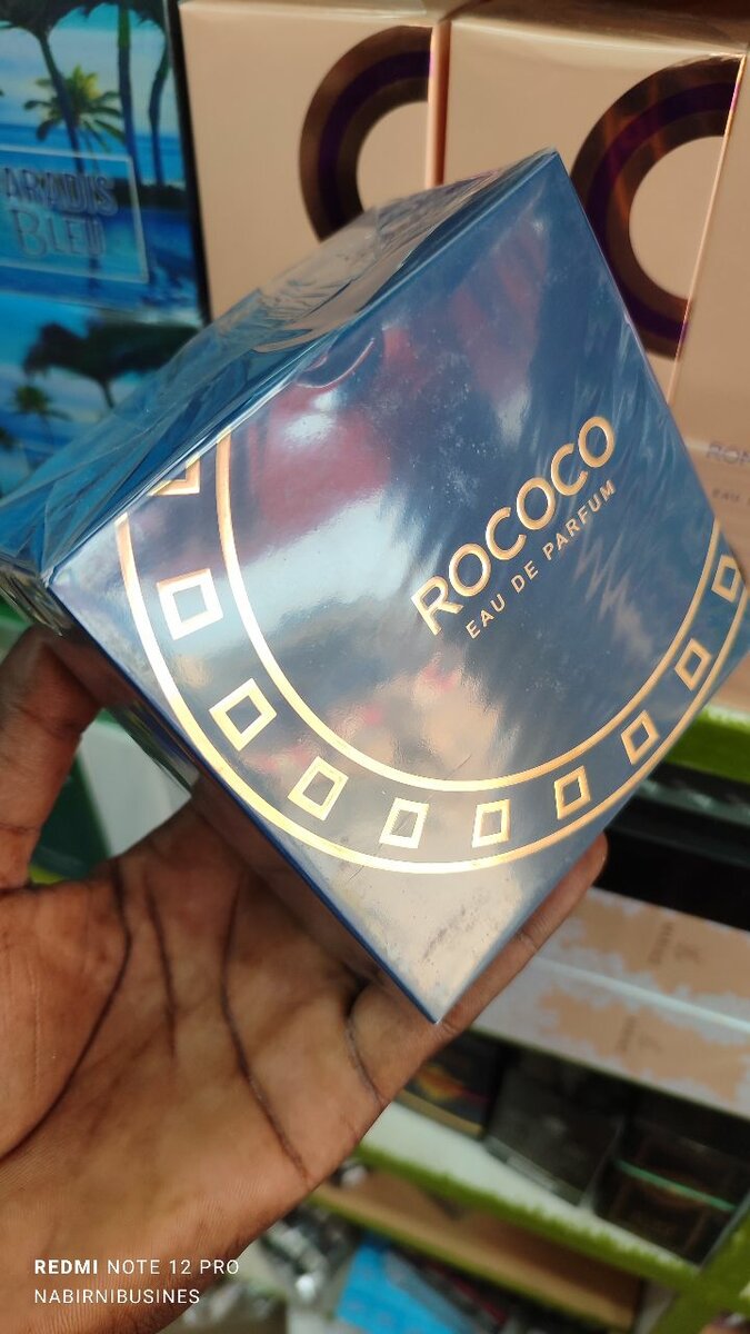 Le parfum **ROCOCO** est une fragrance luxueuse