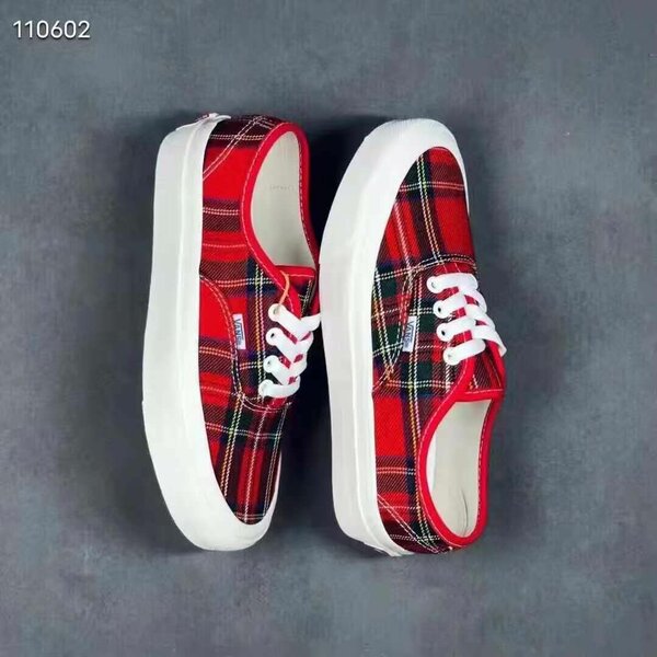 Sneakers à carreaux rouges