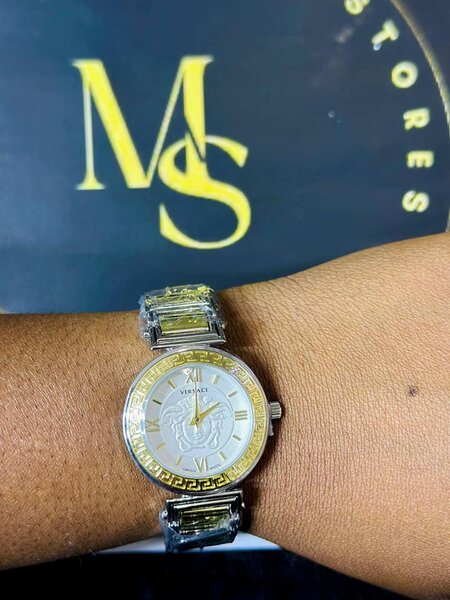 Women's wristwatch with metal bracelet