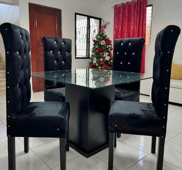 Table à manger en verre avec chaises noires