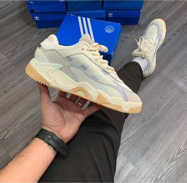 Sneakers Adidas en cuir beige