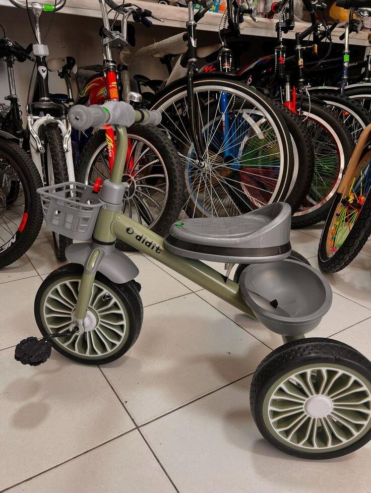 Tricycle enfants colorés