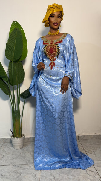 Robe élégante en soie perlé