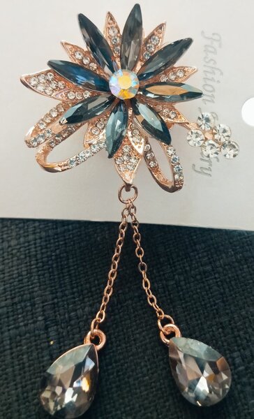 Broche élégante en strass
