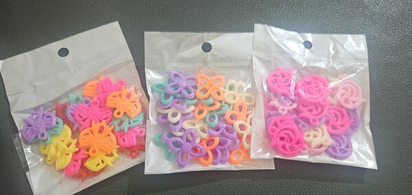 3 Perles en plastique colorées