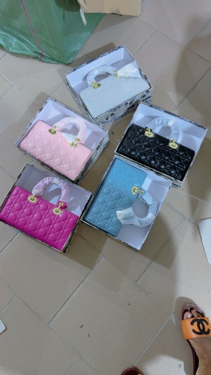 Dior. Disponible en plusieurs couleurs