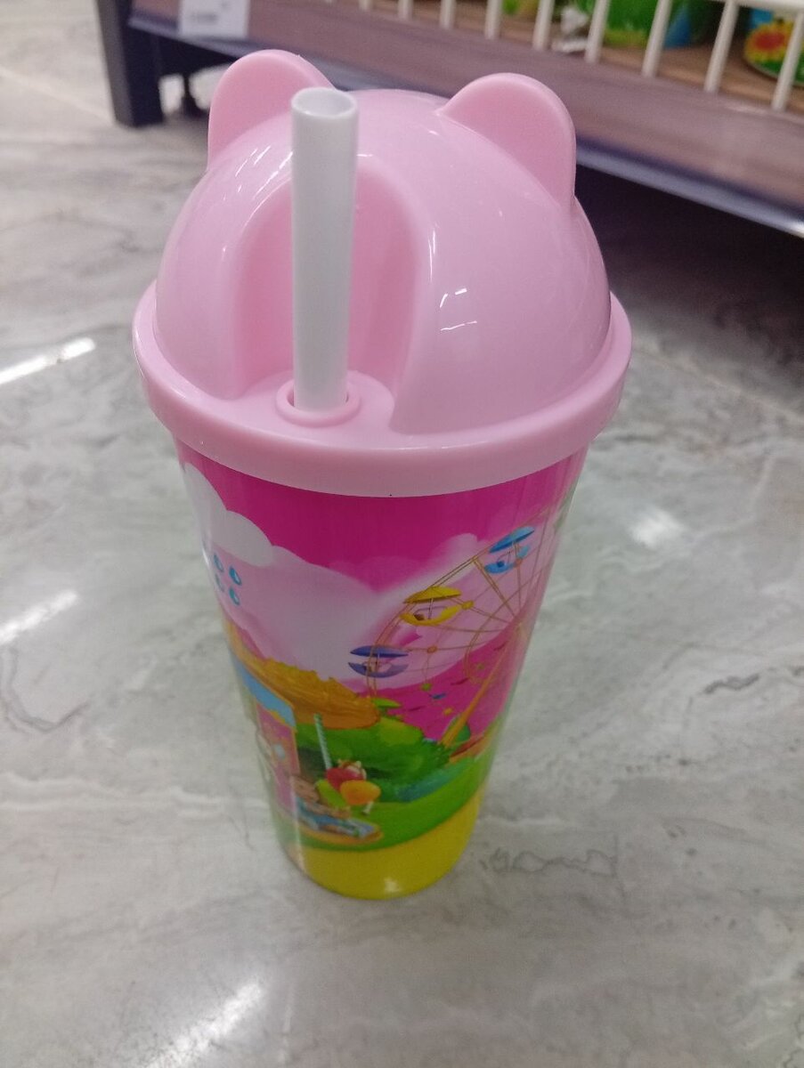 Gobelet enfant coloré avec paille