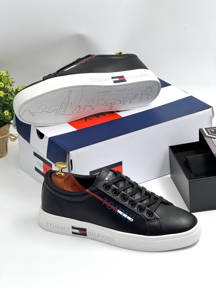 TOMMY HILFIGER BLACK AND WHITE