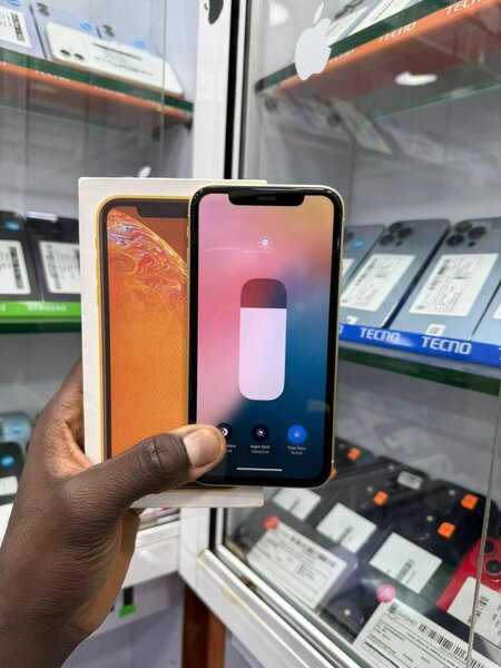 iPhone XR jaune