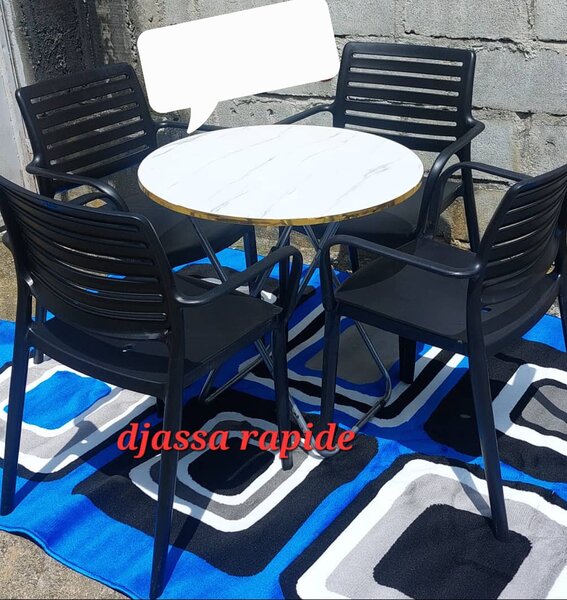 Ensemble chaises et tables