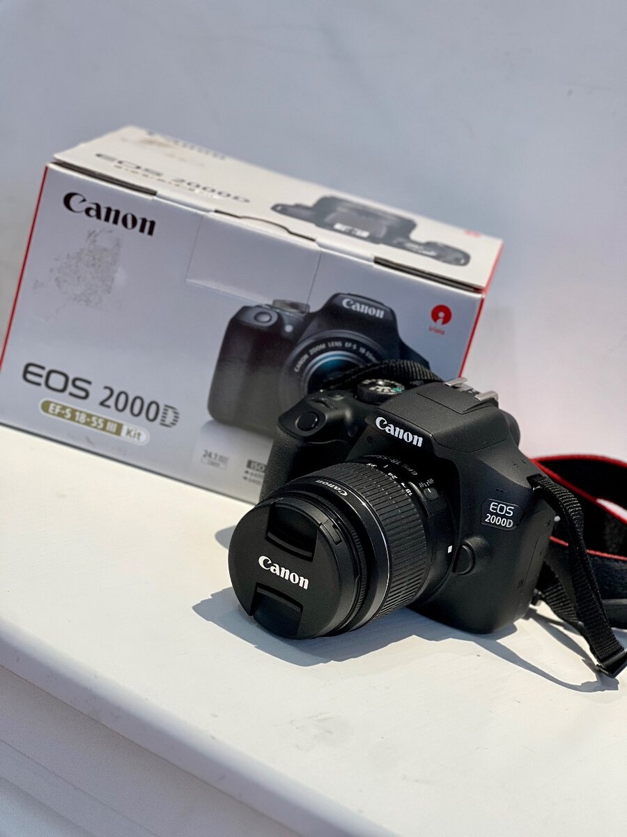 Продаю Canon EOS 2000D  практически новая