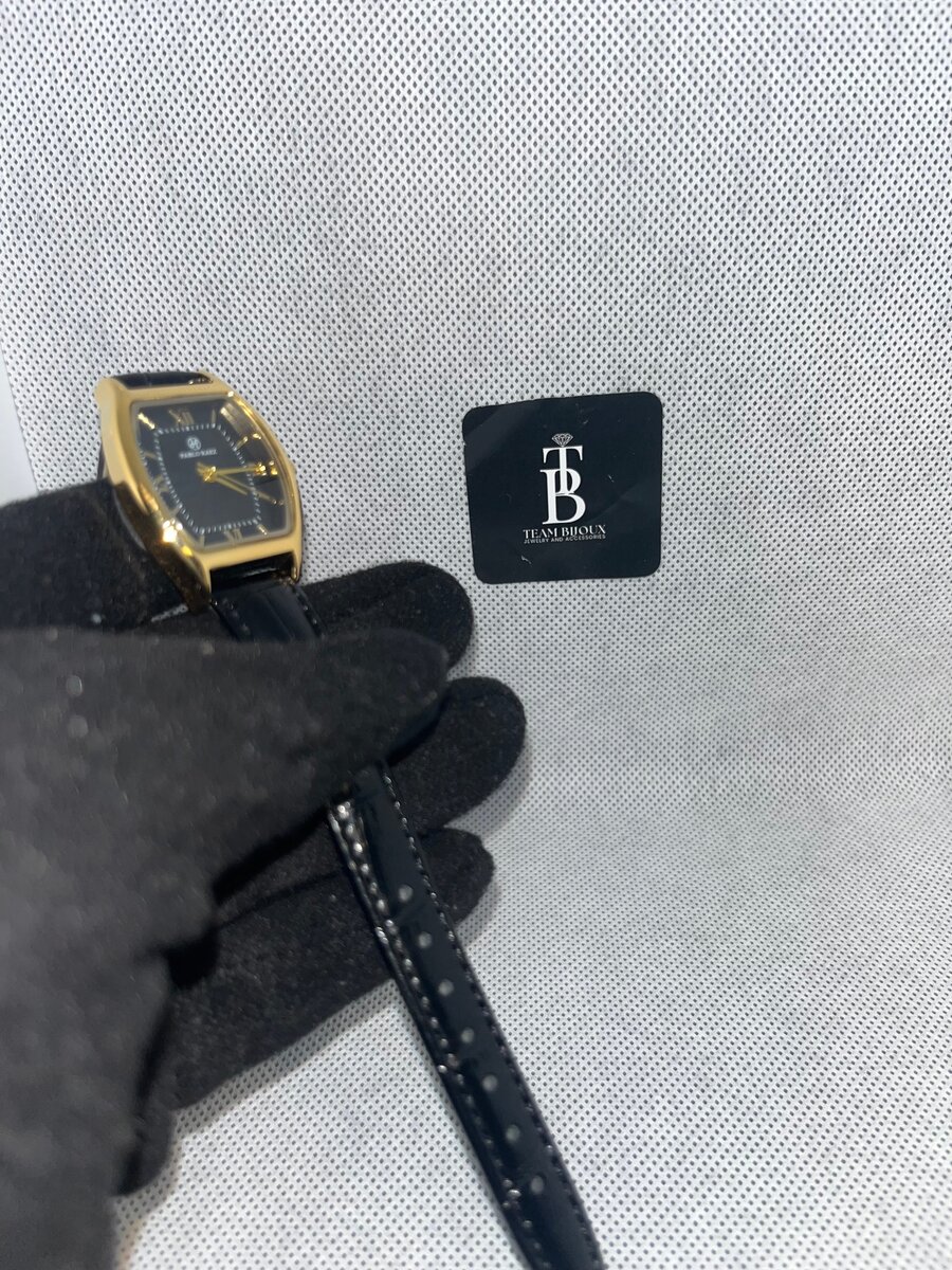 Montre élégante en cuir doré