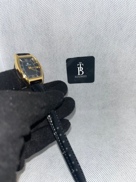 Montre élégante en cuir doré